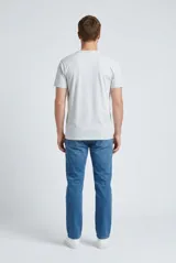 Remera blanca de manga corta y cuello redondo, con estampado gráfico frontal en tonos oscuros con la leyenda "Otherside Expedition Co." y el diseño de una ballena.