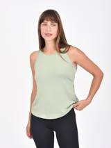Musculosa deportiva color pistacho con cuello redondo y sisas amplias. Presenta un diseño de capas superpuestas en la espalda y aberturas laterales.