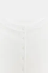 Camiseta de algodón negro de corte slim fit, con cuello subido, manga larga y cierre frontal de botones pequeños.