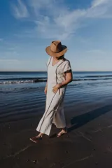 Top strapless color blanco con ribete azul brillante.