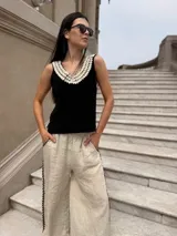 Musculosa marrón de cuero con cuello en V y detalle de caracoles cosidos a mano en el escote y sisas.