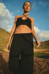 Pantalón de tejido de punto color negro, con cintura elástica acanalada y cordones de ajuste. Presenta un corte holgado y recto.