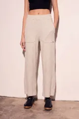 Pantalón de corte recto y holgado, confeccionado en tejido liviano color arena con textura jaspeada. Presenta cintura elástica con cordón interno, bolsillos frontales tipo parche y un calce fluido.