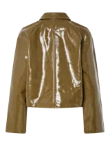 Campera corta de estilo moderno con acabado engomado brillante, cuello camisero, cierre frontal con botones a presión ocultos y bolsillos laterales.