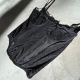 Corset negro de tirantes finos, con escote cuadrado y borde de encaje.