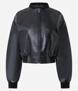 Campera bomber de cuero sintético negro, con cierre frontal de cremallera, cuello alto y puños y bajo elásticos con rib. Presenta costuras decorativas en los hombros.