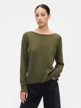 Buzo de punto fino con cuello bote y mangas largas, de corte recto y ajuste cómodo.