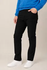 Pantalón de gabardina de algodón con diseño de cinco bolsillos y corte clásico.