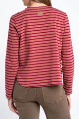 Remera de manga larga con diseño de rayas horizontales en blanco y negro, cuello redondo y corte ajustado al cuerpo.