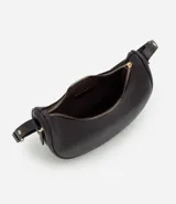Bolso baguette de formato media luna, confeccionado en poliuretano con acabado liso. Cuenta con correa de hombro ajustable con herrajes metálicos dorados y cierre superior mediante cremallera.
