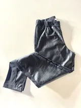 Pantalón chupín con frente de cuerina con textura croco y espalda de gabardina elastizada, con cintura elástica.