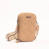 Cartera porta celular color beige con diseño acolchado geométrico, correa de tela estampada y cierre con doble cremallera.