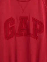 Buzo deportivo Gap color rojo, sin felpa, con cuello redondo y el logotipo de la marca bordado en relieve en el pecho.