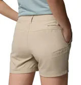 Short Columbia Leslie Falls II Omni-Shade de tiro medio y calce cómodo, confeccionado con tejido elástico con tecnología avanzada de repelencia al agua y a las manchas. Posee bolsillos laterales para las manos, bolsillos traseros, bolsillo de seguridad con cremallera y trabillas para cinturón.