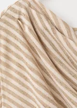 Camiseta sin mangas con cuello bote y diseño a rayas horizontales en tonos beige y blanco.