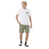Bermuda de estilo chino en color verde oliva, con cierre de botón y cremallera, bolsillos laterales y trabillas para cinturón.