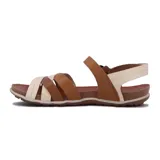 Sandalias de cuero color marrón con tiras cruzadas en el empeine, detalle de tira en color crema con textura y cierre de pulsera con hebilla metálica ajustable.