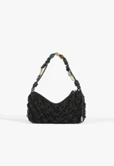 Cartera baguette Schutz de cuero negro con diseño de red trenzada y apliques de cuentas de colores y formas variadas tanto en el cuerpo como en la manija. Incluye llavero colgante con la marca grabada.