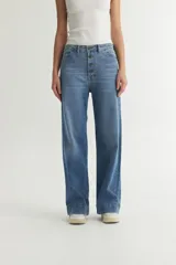 Pantalón de jean azul de corte holgado, con cintura alta y cierre frontal con botones.