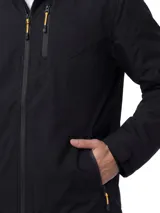 Chaqueta técnica negra con capucha extraíble, cierre frontal impermeable y bolsillos con cremalleras en contraste amarillo. Confeccionada con tecnología Storm Blocker+ y aislamiento de poliéster reciclado, diseñada para protección contra el agua y el viento.