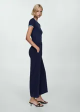 Pantalon de vestir azul marino con diseño recto y corte crop. Presenta tiro medio, cierre frontal con cremallera y botones decorativos en la cintura.