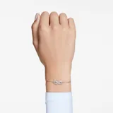 Pulsera plateada con cadena fina y dije del símbolo del infinito adornado con cristales blancos.