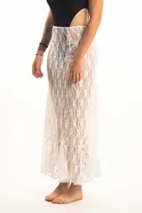 Pollera larga de encaje negro con diseño floral y volado en el ruedo.