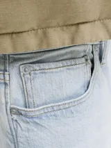Bermuda de jean de calce relajado para hombre, confeccionada en denim de algodón en color celeste claro con efecto lavado.
