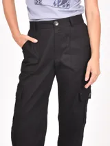 Pantalón cargo color gris, de corte recto y tiro alto, con bolsillos laterales y bolsillos cargo con solapa y botón.