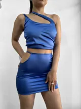 Top negro asimétrico con un solo tirante ancho y un corte en el pecho.