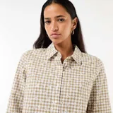 Camisa de manga larga con estampado de cuadros vichy en tonos verde y blanco, adornada con bordados de flores en toda la prenda y dobladillo inferior scalloped.