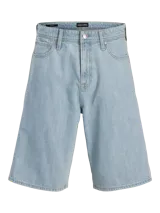 Shorts de denim de corte holgado y largo hasta las rodillas, en color celeste claro, estilo bermuda de jean.