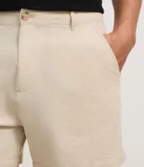 Bermuda color beige confeccionada en viscolino, de corte recto, con bolsillos laterales y traseros.