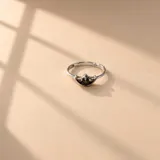 Anillo fino de plata 925 con diseño de corona y piedra central engastada.