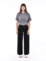 Remera gris melange de manga corta, con escote redondo y detalle fruncido en la cintura que ajusta la prenda al cuerpo.