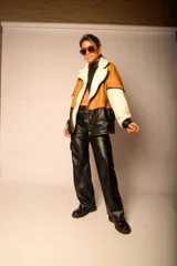 Campera marrón con mangas de corderito color crema y parte inferior de cuero sintético negro con textura de cocodrilo.