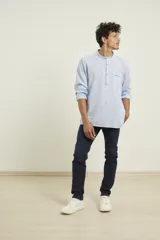 Camisa de lino color salmón con cuello mao, manga larga y bolsillo de parche en el pecho.