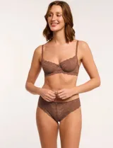 Conjunto de lencería color marrón de encaje floral, compuesto por un corpiño con aro y una bombacha tipo colaless.