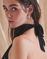 Aros tipo argollas de diseño artesanal con acabado texturizado y forma irregular. Fabricados en bronce y alpaca, con pernos y cierres de plata 925.