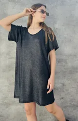 Vestido corto blanco con textura tipo waffle, cuello redondo y mangas cortas.