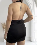 Minivestido negro con cuello halter y espalda descubierta. El cuello puede usarse como gargantilla.