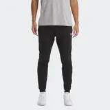 Pantalón deportivo Reebok para hombre, color negro, confeccionado en tejido polar suave. Presenta puños elásticos en los tobillos y un pequeño logotipo Reebok bordado en blanco en el muslo izquierdo.