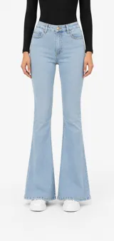 Pantalon de jean estilo flare con tiro alto, en color celeste claro, con cierre frontal y bolsillos laterales.