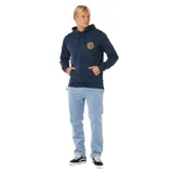 Canguro con capucha y cordones ajustables, color azul marino. Presenta un bolsillo frontal tipo canguro y un pequeño logo estampado en el pecho con diseño circular en tonos naranja y amarillo.