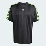 Remera de corte holgado Adidas Adicolor Jacquard, color negro con detalles en verde lima brillante en el logo del pecho y las clásicas tres tiras en los hombros y mangas. Presenta un sutil diseño de rayas verticales tipo jacquard.