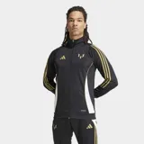 Campera deportiva de entrenamiento negra con cierre frontal y cuello alto. Presenta tres franjas doradas en las mangas y paneles laterales blancos. Lleva el logo de Adidas y el logo de Messi en dorado en el pecho.