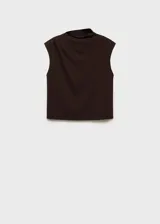 Camiseta color beige de tejido fluido con cuello asimétrico, diseño recto y detalles fruncidos.