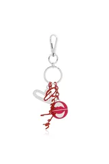 Llavero metálico plateado con mosquetón y argolla, decorado con charms colgantes: un corazón plateado, una firma roja y un dije redondo con diseño de labios.