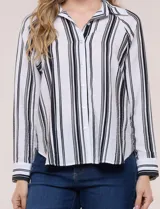 Camisa de crepe blanca con rayas verticales negras, cuello camisero, mangas largas raglán y cierre frontal con botones.