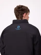 Canguro de media cremallera Rusty, confeccionado en tejido ripstop con interior de polar. Presenta cuello alto, puños elásticos, bolsillos laterales y logo bordado en color azul en el pecho.